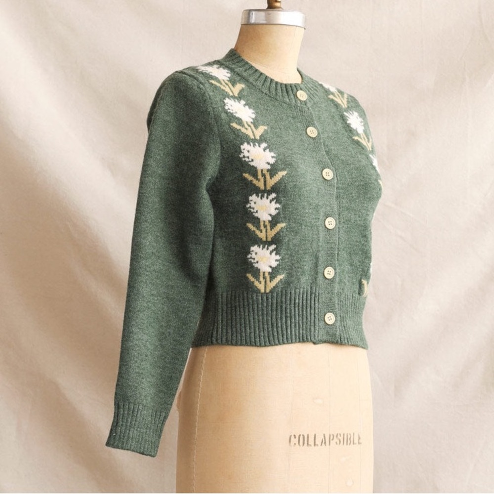 Lovely Green Embroidered Flower Detailed Button Front Cropped Cardigan - Picture 11 of 17
